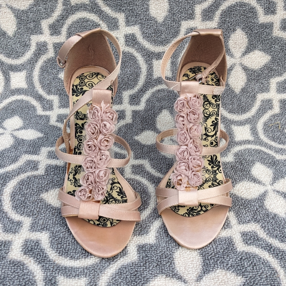 Sexy in the City Style Satin Rose Strappy Heels Size 7.5
